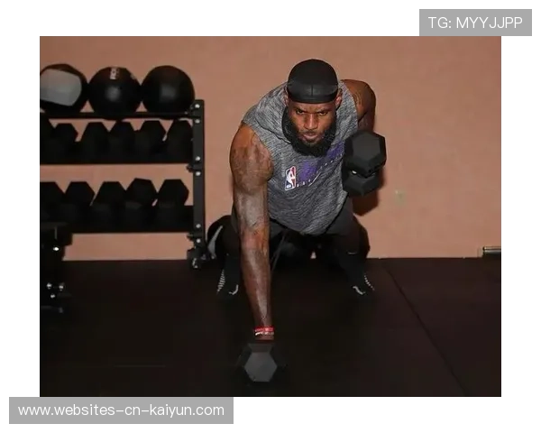 勒布朗训练照曝光，单手扣篮力量依旧